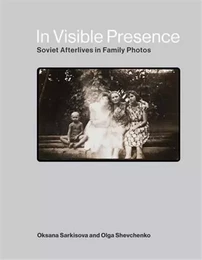 In Visible Presence : Soviet Afterlives in Family Photos /anglais