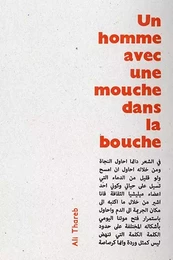 Un homme avec une mouche dans la bouche