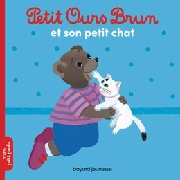 Petit Ours Brun s'amuse avec son chat