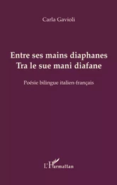 Entre ses mains diaphanes