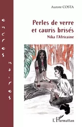 Perles de verre et cauris brisés