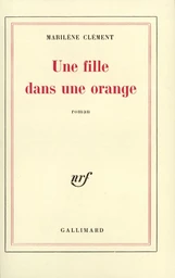 Une fille dans une orange